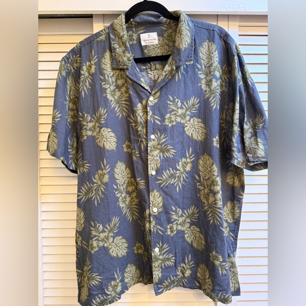 Mutuel Weave Men's XL Blue Floral Hawaiian Short Sleeved Button Up Shirt